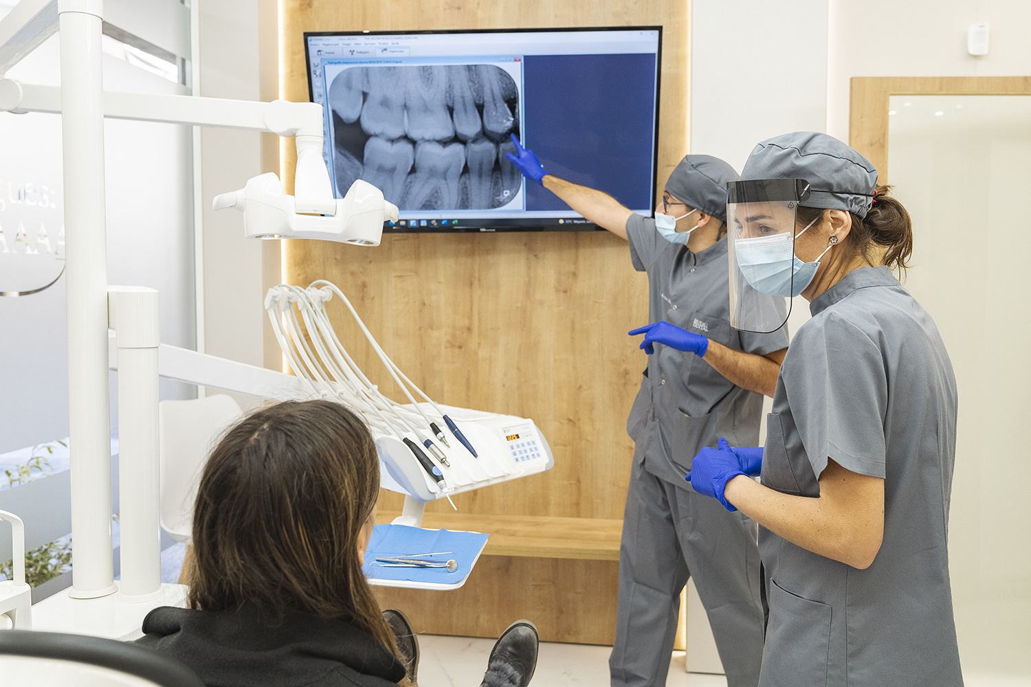 Explicació d'una radiografia dental al pacient a Clínica Brufau