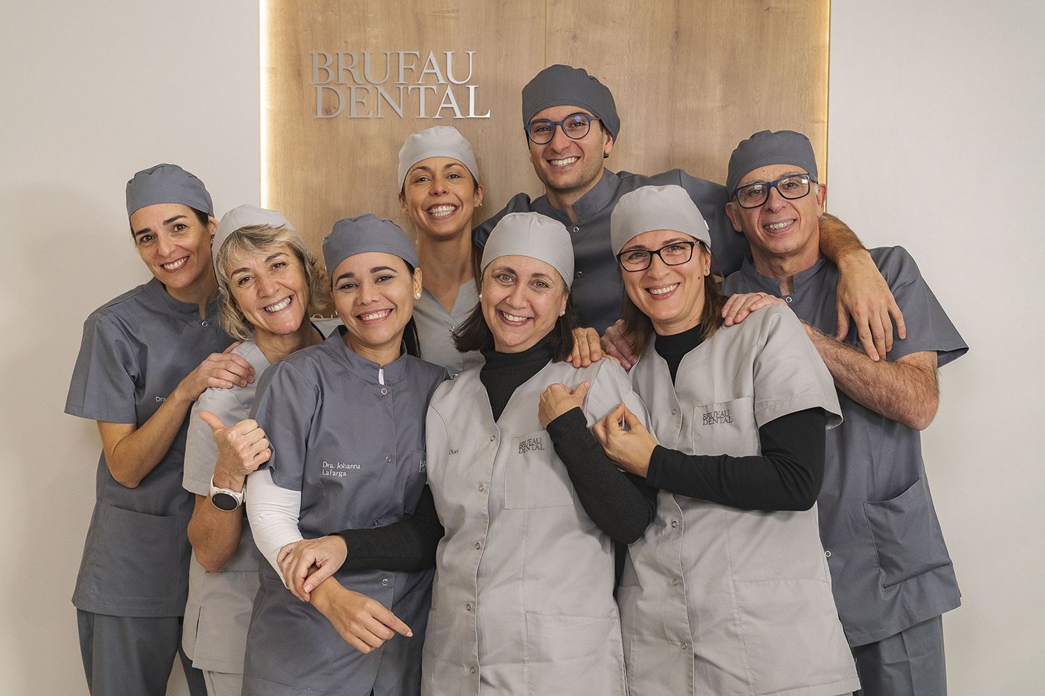 L'equip d'odontòlegs i dermatòleg de Clínica Brufau, a la recepció