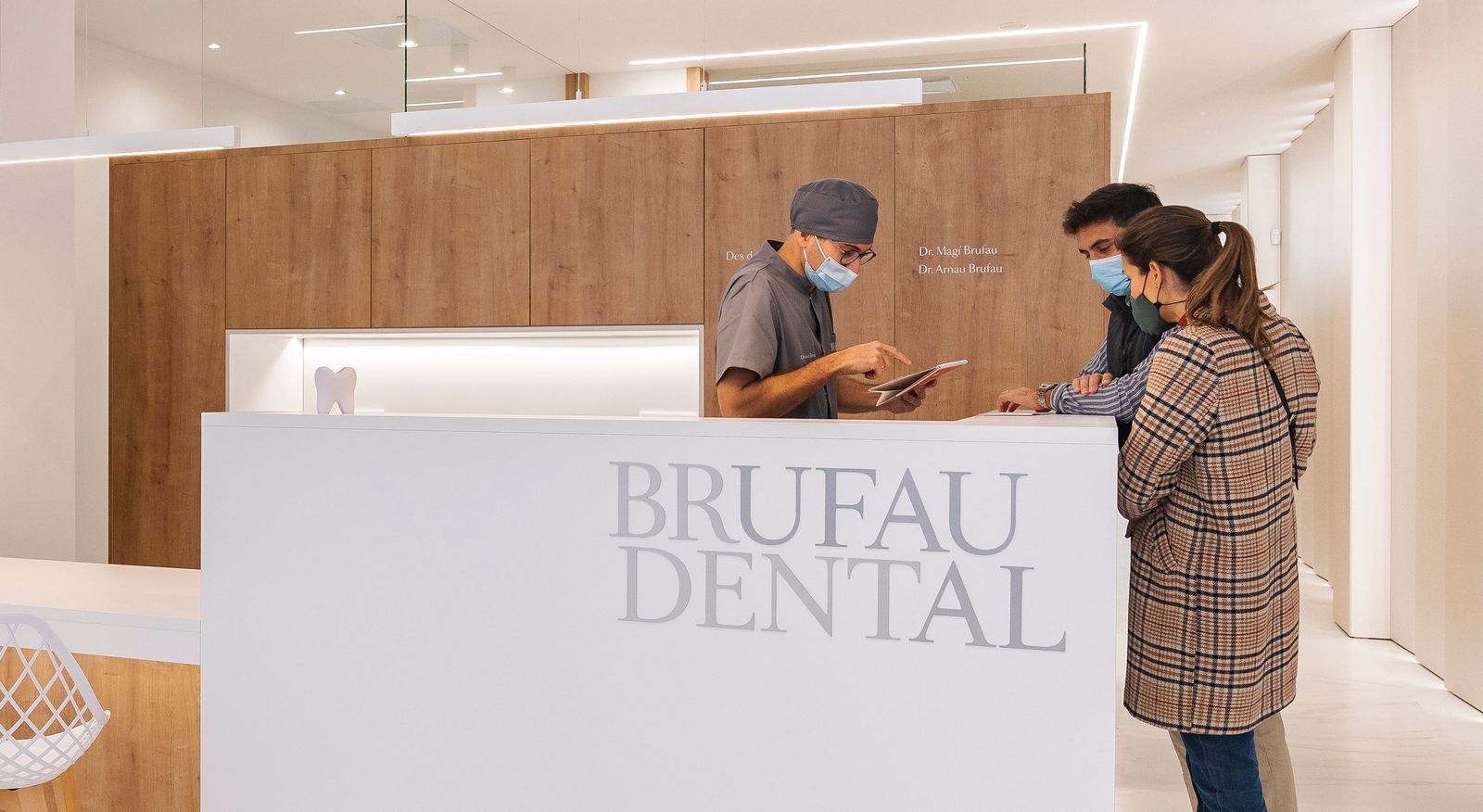 Recepció de Clínica Brufau a Reus, dissenyada per l'arquitecta Marta Besora
